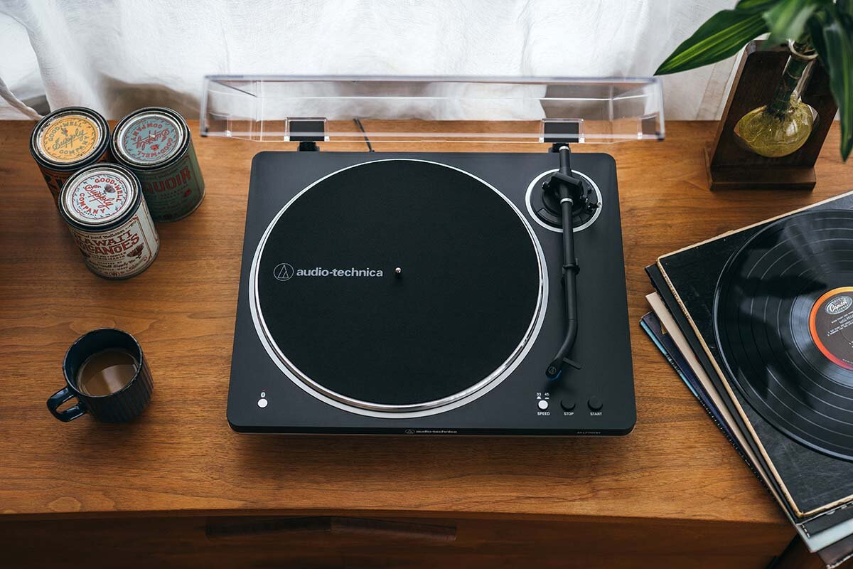 AudioTechnicaJP's tweet photo. ／
秋の夜長、あなたはどっち派？🌙
＼
💿ゆったり派は全自動レコードプレーヤー『AT-LP70XBT BS』
🔁リポスト
https://t.co/OtnvCpGoDg

🎧没入派はノイキャンイヤホン『ATH-TWX9MK2』
♥いいね
https://t.co/guKTQp5RCG

ぜひ教えてください♬ https://t.co/10VS4IsPu8
