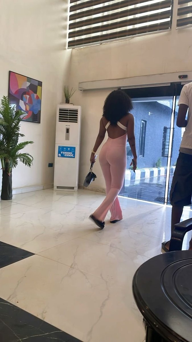 harm3t's tweet photo. What's the best pickup line to use to get her number? https://t.co/BUKk0oML2J