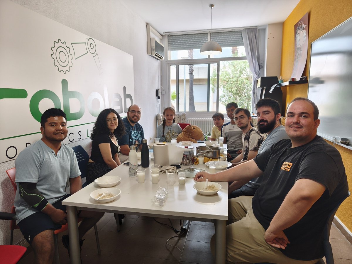 RoboLab_UEx's tweet photo. Este verano nos acompañó Ayse de la Universidad de Ankara para realizar una estancia #erasmus en el laboratorio... un auténtico placer contar con ella! Ebo miss u! https://t.co/o1wqDyzhJA