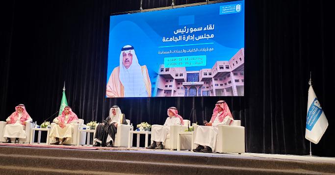 RushoodAlKhraif's tweet photo. شمس الأمل والطموح تشرق على جامعة الملك سعود ☀️

تشرفت في هذا الصباح بحضور اللقاء المبهر لسمو رئيس مجلس إدارة جامعة الملك سعود الأمير الدكتور عبدالعزيز بن محمد بن عياف مع قيادات الجامعة؛ لقاءٌ صريح من القلب إلى القلب، وضع النقاط على الحروف، ورسم خارطة طريق واضحة لمستقبل الجامعة وطموحاتها.

ولعل من أكثر رسائل اللقاء دلالةً أن تكليف مجلس الإدارة لمدة عام واحد هو لتجهيز الانطلاقة الكبرى للجامعة، عبر مسارين متوازيين: مسار سريع لمعالجة الأولويات وتحقيق نتائج مبكرة، ومسار طويل المدى يؤسس للتحول المستدام ويرسم مستقبل الجامعة.

وأكد سموه أن التغيير الحقيقي يبدأ من الداخل؛ من أعضاء هيئة التدريس والأقسام والكليات، وأن الجميع شركاء في تطوير الجامعة وصناعة مستقبلها.

وفي مجال التعليم، أكد سموه على أهمية تطوير أساليب التعليم والمناهج بما يواكب التحولات التقنية والاجتماعية والاقتصادية الهائلة، ويُعِدّ الطالب لمتطلبات المستقبل، منوهًا بأهمية المقررات الاختيارية.

وعلى مستوى أعضاء هيئة التدريس، ركز سموه على تطوير كادر أعضاء هيئة التدريس، وتحسين الخدمات المقدمة لهم، وفي مقدمتها الخدمات الطبية.

كما أكد سموه على أهمية تعزيز ثقافة جامعة الملك سعود وإبرازها.

ومنطلقًا من خبرة طويلة في إدارة المدن، ومؤلفٍ لكتاب في أنسنتها، ركز سموه على أنسنة المدينة الجامعية وإعادة الحياة إليها؛ لتصبح بيئة جاذبة تشجع الطالب والأستاذ على البقاء فيها أطول وقت ممكن، وفضاءً حيًا للتعلم والبحث والتفاعل والإبداع، أسوةً بالجامعات العالمية.

ويمتد التحول إلى تطوير التشريعات والتوجهات البحثية والبنية التحتية، وتعزيز دور الجامعة لتكون قائدةً للتغيير وصانعةً له، لا مجرد مستجيبة له.

أما الرسالة التي أراها تختصر روح اللقاء فهي: ليس الهدف البحث عن «فقاعات» من الإنجازات العابرة، بل صناعة أثرٍ حقيقي ومستدام يبقى في الجامعة ويمتد إلى المجتمع.

خرجت من اللقاء وأنا أكثر تفاؤلًا بأن شمس الأمل والطموح تشرق على جامعة الملك سعود.. وأن القادم يليق بتاريخها ومكانتها وطموحاتها.
#جامعة_الملك_سعود