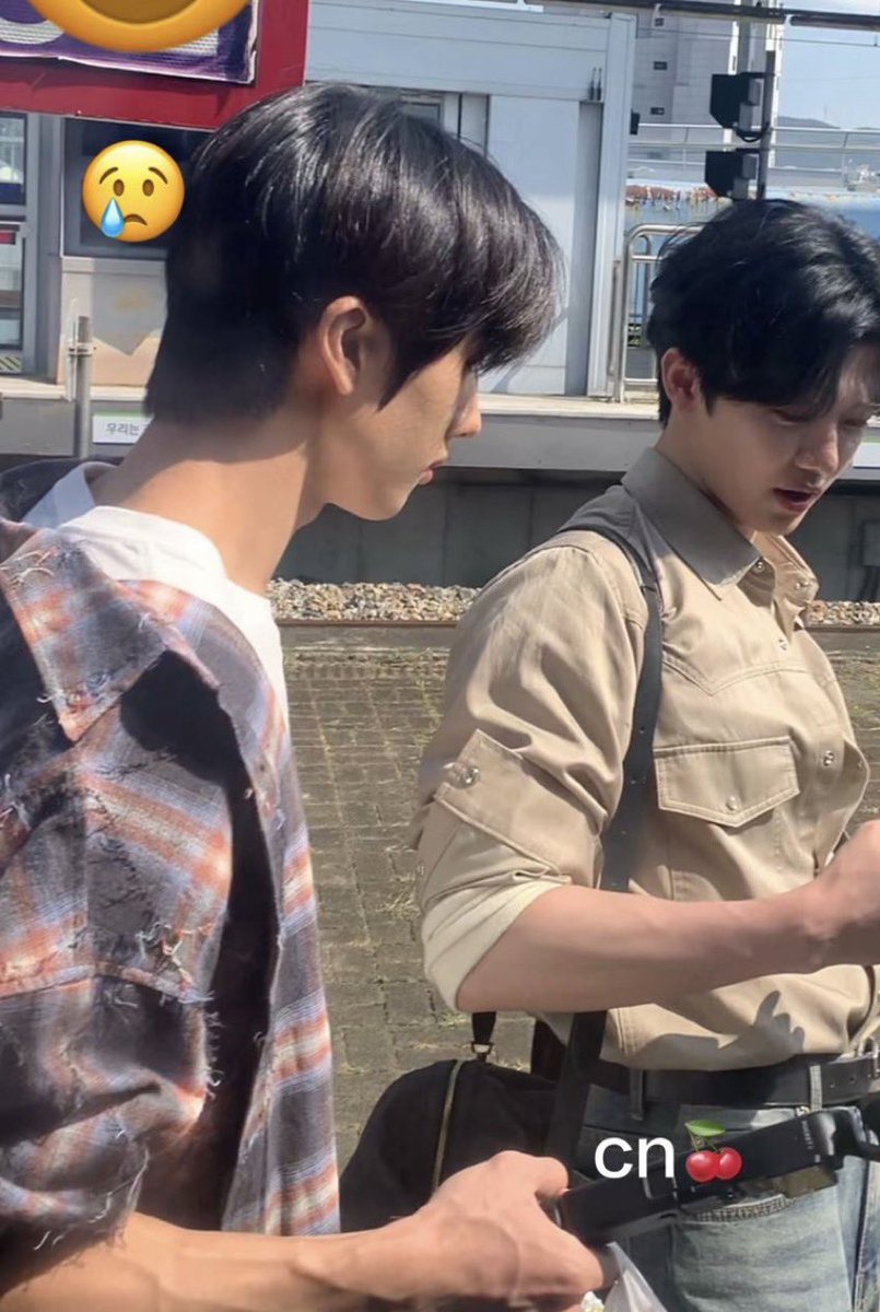 luminajaem's tweet photo. someone apparently happened to run into jisung and jaemin at a train station omg JAEMIN LOOKS SO GEWDDDD😭😭😭😭 https://t.co/6ygpTxMnX1
