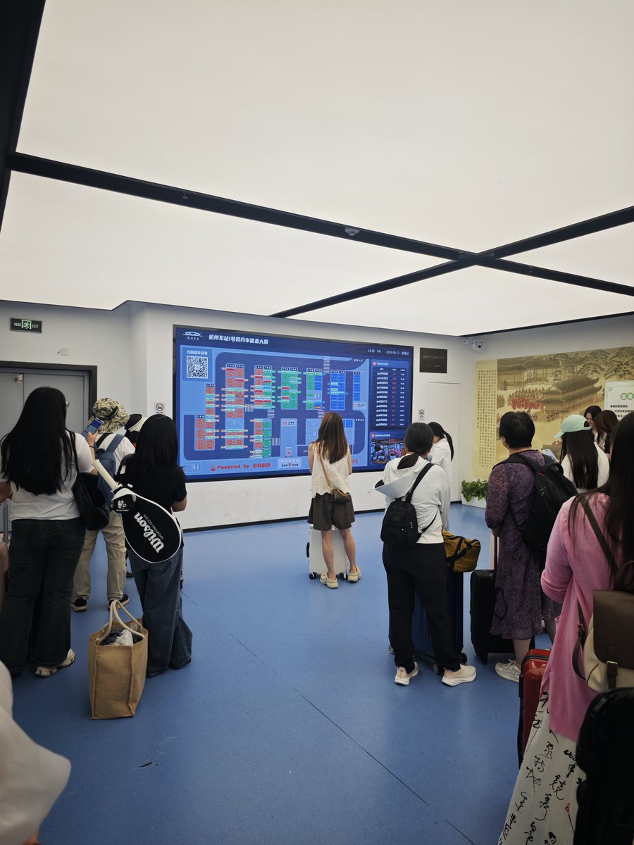 wangkun719's tweet photo. At Hangzhou East Station.
Passengers look over the train schedule display,
ready to head for their next destination. https://t.co/5ClB9FRoGQ