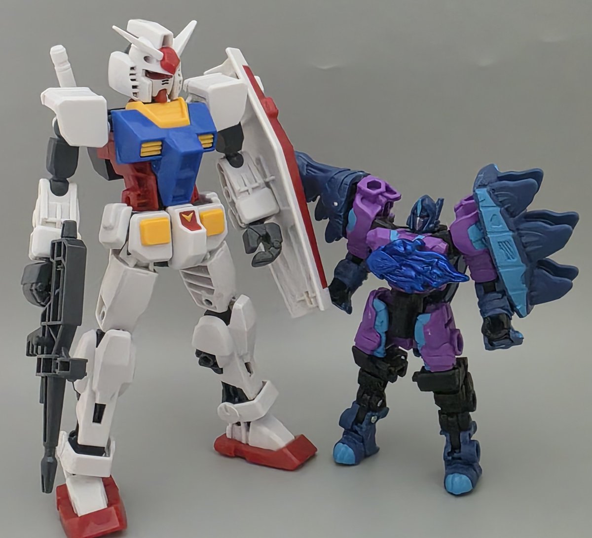 mee_chang_xxx's tweet photo. 同じ価格帯のトランスフォーマーや、ミキシマイズの1.3倍の価格のジョブレイバーより大きいので割高ではないし、

「複数買い前提にしては高い」ってのも、コンストラクショントイは組み立てる工程が遊びの軸なので単体でも十分に遊べる内容になってるんだけど

文化が違いすぎて伝わらない。 https://t.co/8WDwskVxOi
