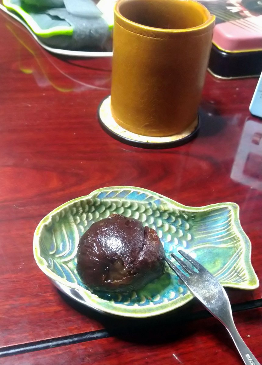 sinkarondesu's tweet photo. 先日頂いた栗を渋皮煮にしてくれた♬すごく手間の掛かるのね、感謝。 https://t.co/oC0agRHIbc