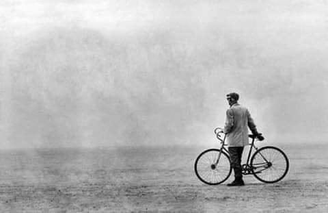 literlandweb1's tweet photo. "A veces la mejor forma de destruir a un hombre es dejar que él mismo escoja su destino". 
"El maestro y Margarita", Mijaíl Bulgákov https://t.co/Bx9tzGtvVx
