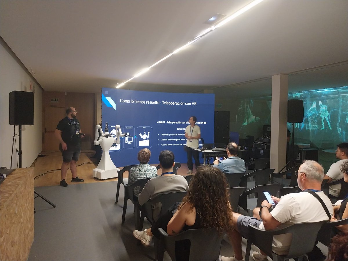 RoboLab_UEx's tweet photo. El pasado viernes estuvimos presentes en #potenciadigital! Pybot in action! #VR #robotica #teleoperación https://t.co/L76Bv37tpU