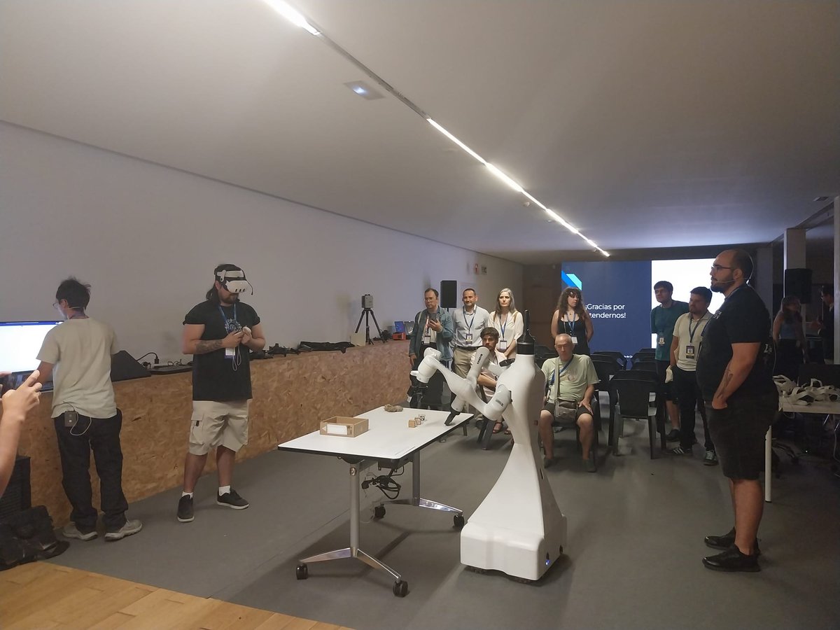RoboLab_UEx's tweet photo. El pasado viernes estuvimos presentes en #potenciadigital! Pybot in action! #VR #robotica #teleoperación https://t.co/L76Bv37tpU