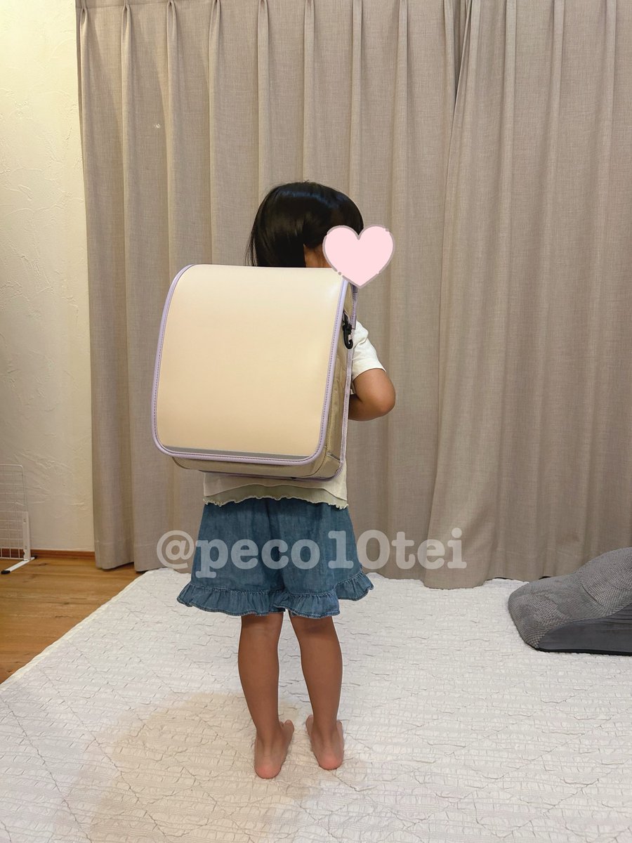 peco10tei's tweet photo. 念願のランドセルが届いて嬉しくてニコニコな娘🫶自分で選んだランドセル背負うとワクワクが膨らむよね☺️もう1年生だなんて早いよ～🥹！ https://t.co/WmEEH8QKU8