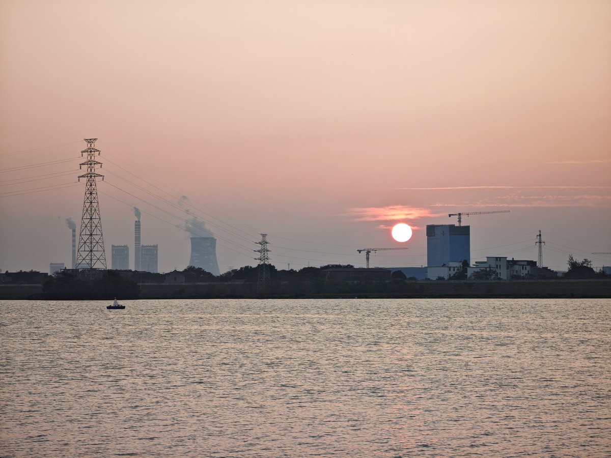 wangkun719's tweet photo. Sunset glows over the river.
Cooling towers and power pylons trace the horizon,
blending industrial charm with gentle dusk light. https://t.co/ZMwPxrnNAu