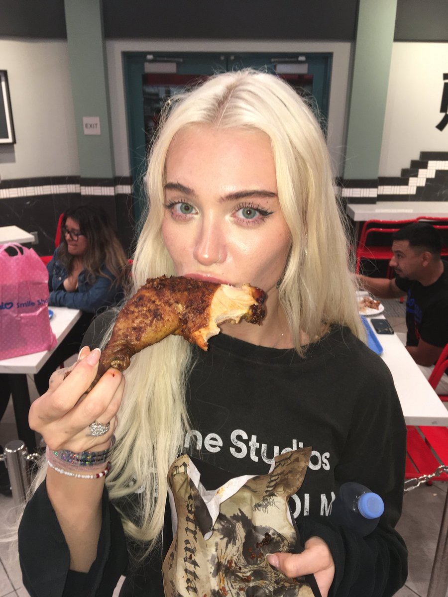 aleximarianna's tweet photo. nom nom nom https://t.co/foH7GtAlt4