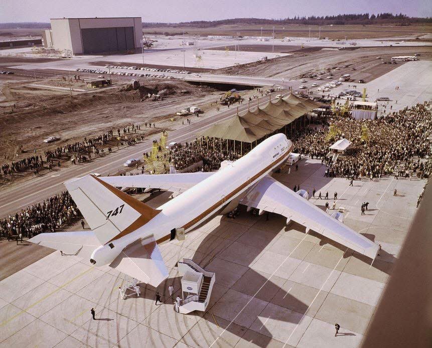 airplusnews's tweet photo. 🔴 Happy Birthday Queen of the Skies !

Il a y 58 ans, le tout premier B747 faisait son roll out en direct des usines Boeing à Everett

En plus d’un demi-siècle, le B747 a transporté l'équivalent de 80 % des habitants de la planète ! https://t.co/4vZapZ4aGN