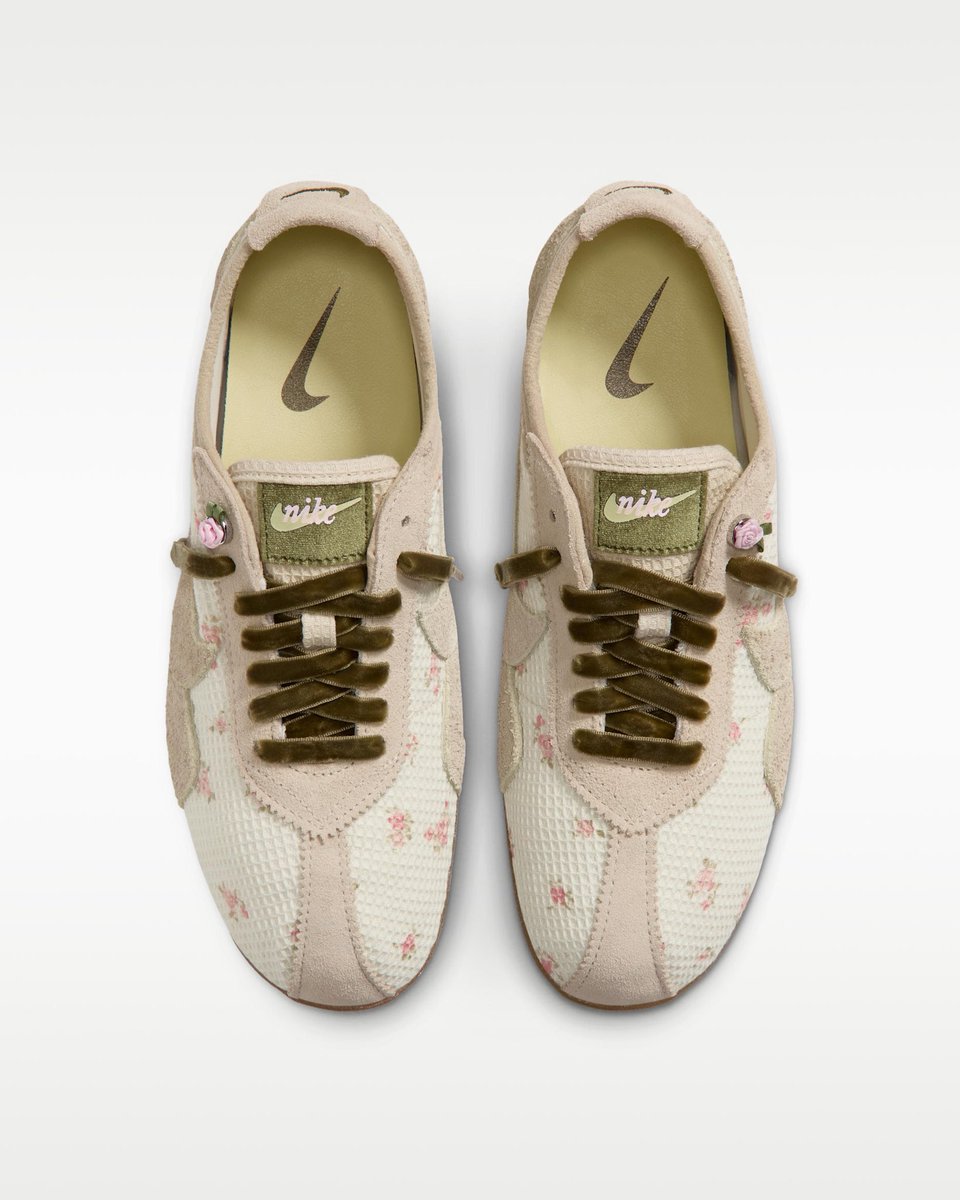hayhwaaa's tweet photo. NIKEのムーンシューOG可愛すぎる https://t.co/2yZBsrNTC1