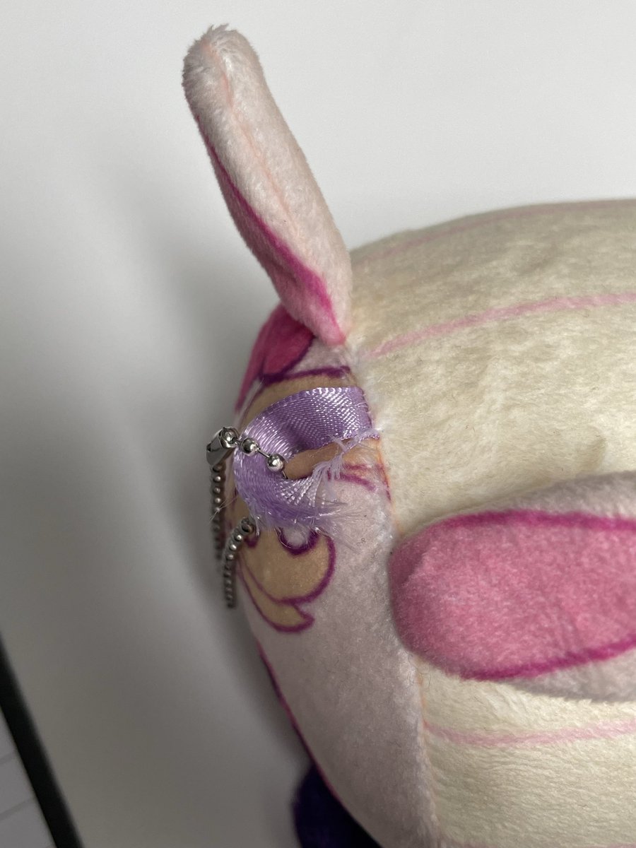 MilkyBarbi's tweet photo. He’s trying to escape >:d https://t.co/LliIFXNlOI