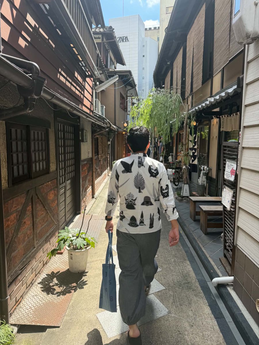 helloyossy's tweet photo. ブラックホールの香りづくり、深めています。
京都で、デジタル縄文ビレッジ主宰のたまちゃんに、新世界の感覚ギフトを体験していただきました。
香りから図形が出てくる感覚も面白くて、香りづくりの参考に。
ラベンダーの嗅ぎ比べ動画とブログです。
https://t.co/TuPQraAD35 https://t.co/ZMoyJjHhxN
