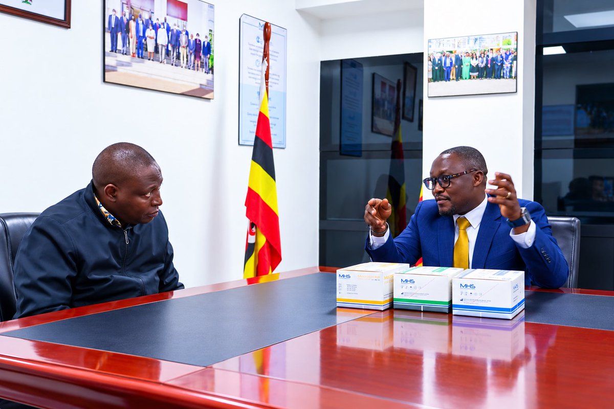 Microhaem's tweet photo. “Our strategy is to reach people at the last mile. We are working with universities and schools across Uganda to bring screening closer to young people.”

— Dr. @CAkwesigye during Hon. @dbahati ’s visit to MHS’s Ntinda facility today.

#KnowYourStatus #MadeInUganda https://t.co/hczhHiXr7P