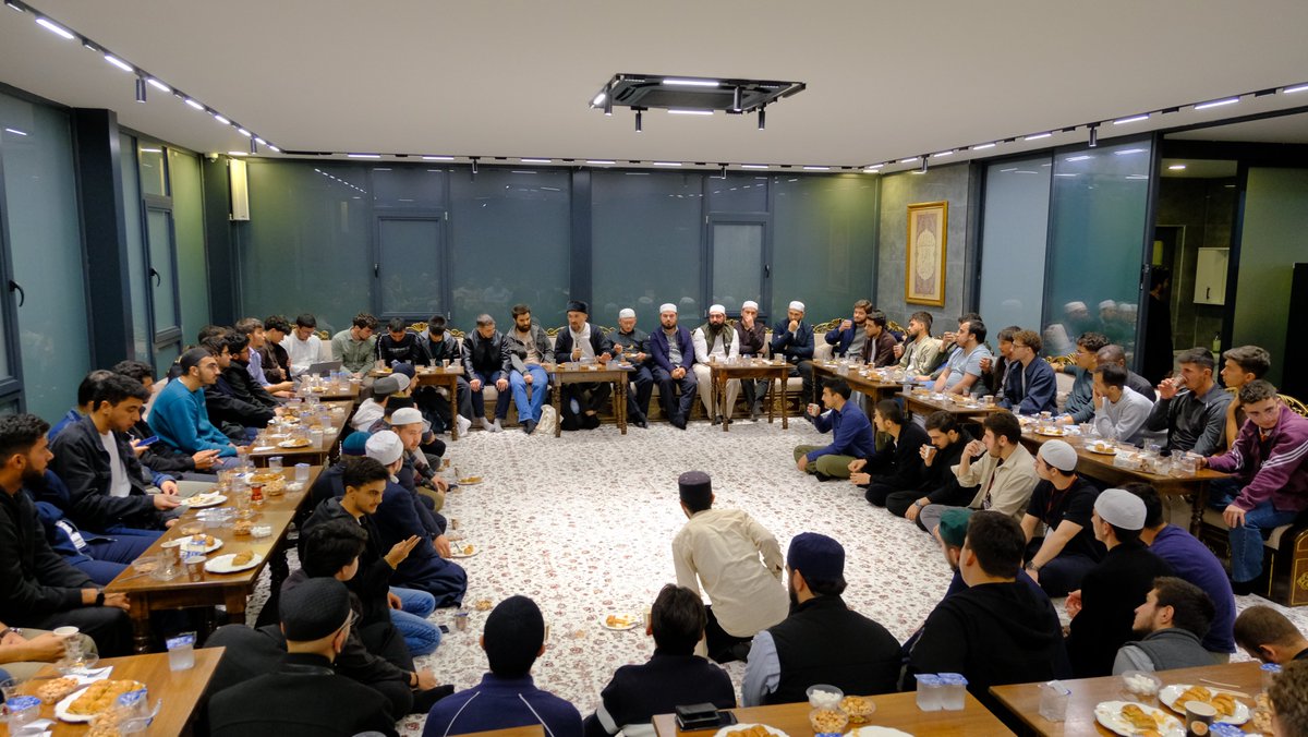 omu_ifat's tweet photo. Üniversiteli Kardeşlerimize Hoş Geldin Programı

Üniversiteye yeni başlayan kardeşlerimiz için İFAT topluluğumuz tarafından “Hoş Geldin” programı düzenlendi.
İhsan hocamızın sohbeti ve ikramlarla gerçekleşen programda kardeşlerimiz tanışıp kaynaştı. https://t.co/x3mAbVOSFq
