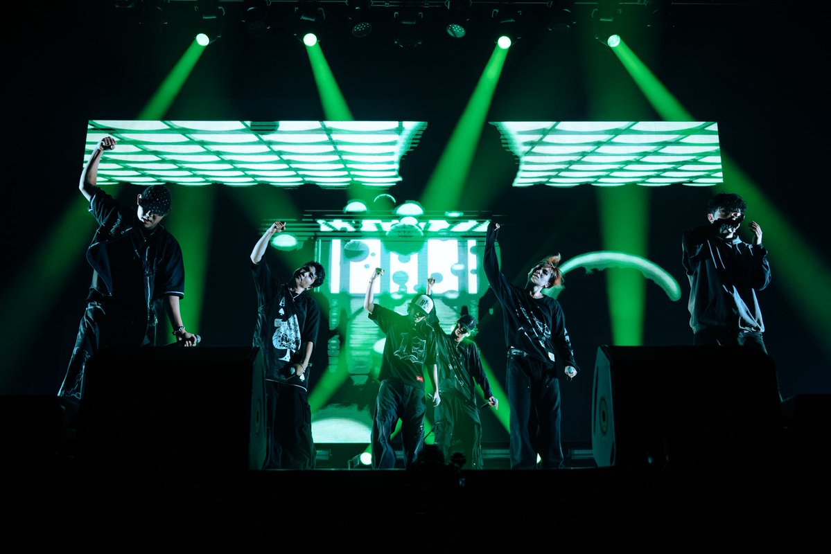 twavebyku's tweet photo. 6 หนุ่ม BE:FIRST โชว์สเต็ปเท้าไฟ เสิร์ฟโชว์สุดปังให้ BESTY ไทยหายคิดถึงในคอนเสิร์ต BE:FIRST WORLD SHOWCASE 2026 “WATCH ME”
#BF_World2026
#BFWatchMeBKK
#BF_WorldShowcaseBKK
#BEFIRST
#LiveNationTero
จบไปแล้วอย่างสวยงามกับคัมแบ็คคอนเสิร์ตครั้งใหม่ของเจบอยแบนด์ตัวตึงสายเพอร์ฟอร์ม “BE:FIRST”ที่กลับมาจัดคอนเสิร์ตเดี่ยวที่ไทยในรอบ 1 ปี 4 เดือน โดยในครั้งนี้ BE:FIRST WORLD SHOWCASE 2026 “WATCH ME” เป็นการกลับมาของ 6 สมาชิก SOTA, SHUNTO, MANATO, RYUHEI, JUNON, และ LEO พร้อมกับอีพีอัลบั้มใหม่ “WATCH ME” ซึ่งนับว่าเป็นอินเตอร์เนชั่นแนลอีพีอัลบั้มแรกของพวกเขา โดยนอกจาก BESTYจะเอ็นจอยไปกับเพอร์ฟอมานซ์สุดโหดตลอด 2 ชั่วโมงเต็ม ยังได้เห็นหนุ่มๆ ในภาพลักษณ์ใหม่ๆ ที่ไม่ใช่แค่วงไอดอล แต่กำลังก้าวสู่การเติบโตเป็นศิลปินระดับอินเตอร์อีกด้วย
เปิดโชว์ด้วย WATCH ME ซิงเกิ้ลล่าสุดที่เพิ่งปล่อยออกมาเมื่อไม่กี่วันที่ผ่านมา เรียกเสียงกรี๊ดจากแฟนๆ อย่างท้วมท้น ไม่ปล่อยให้เอนเนอร์จี้แฟนๆ ดรอป ไปต่อกับเพลงฮิตอีกมากมาย ทั้ง Boom Boom Back, GRIT, CAGALIOSTRO, Don’t Wake Me Up, Missing, PAPER SCARS Secret Garden, Grow Up, Sapphire, SOS, Stare In Wonder, Rondo, Masterplan, Mainstream, DEAD EYES EVERYWHERE, Sailing, Muchu, Blissful ปิดท้ายด้วยเพลงน่ารักๆ อย่าง Bye-Good-Bye และ I Want You Back และไม่ลืมที่จะส่งท้ายด้วยความมันส์ในช่วงเอนคอร์ด้วยซิงเกิ้ลใหม่อย่าง BRUCE WAYNE และ BE:FIRST ALL DAY
หลังจากจบการแสดง BE:FIRST WORLD SHOWCASE 2026 “WATCH ME” ที่กรุงเทพฯ หนุ่มๆ BE:FIRSTมีกำหนดการทัวร์คอนเสิร์ตในอีก 2 เมือง ได้แก่ มะนิลา และนิวยอร์ก ในเดือนตุลาคมนี้ โดยทัวร์ครั้งนี้นับเป็นการตอกย้ำความสำเร็จของพวกเขาที่สามารถจัดทัวร์คอนเสิร์ตติดต่อกันเป็นปีที่ 2 หลังจากทัวร์แรกอย่าง “Who is BE:FIRST?” และมีแฟนๆ ทั้งจากญี่ปุ่นและต่างแดนให้การต้อนรับอย่างอบอุ่นในทุกๆ เมือง
ชมภาพเพิ่มเติมได้ที่ https://t.co/qKiaC6JcJt