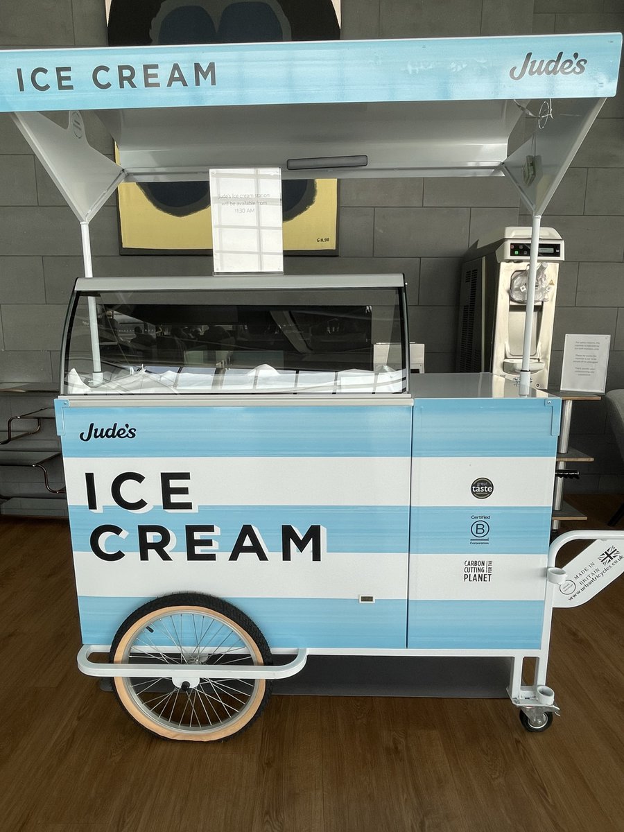 huntkevinont's tweet photo. Carol Anne Hunt has spotted the in-lounge ice cream cart. https://t.co/tOqLIhNgnO