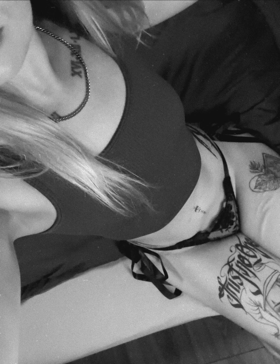 BonnieBdohy's tweet photo. Mit welchem Filter sieht das Bild am besten auß? Du entscheidest 🥰

#filter #lebendig #schwarzweiß #meinung #tattoogirl #mistess #findom https://t.co/gO26nBxlWV