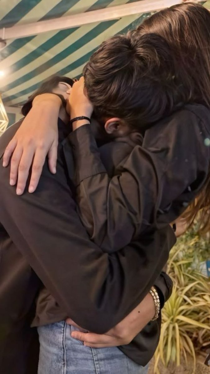 petalparadiseee's tweet photo. Oh to have hug like these https://t.co/SSnz0I5uWc