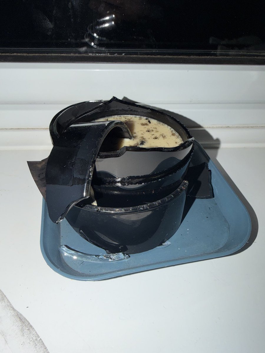 rickyboleto's tweet photo. @LidlGB I’m extremely concerned about one of your Deluxe candles. It went completely out of control while burning, the flame became dangerously large, and the glass then cracked and shattered.

This could have caused a serious fire or injury. https://t.co/MZjSG44lFZ