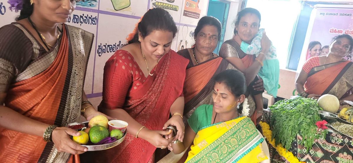 dwcdgok's tweet photo. ದೊಡ್ಡ ಹಳ್ಳಿ ವೃತ್ತ ನಾಗಲಾಪುರ ಅಂಗನವಾಡಿ ಕೇಂದ್ರದಲ್ಲಿ ವೃತ್ತ ಮಟ್ಟದ ಪೋಷನ್ ಮಾಸಾಚರಣೆ ಕಾರ್ಯಕ್ರಮವನ್ನು ಹಮ್ಮಿಕೊಳ್ಳಲಾಯಿತು ಇದೇ ಸಂದರ್ಭದಲ್ಲಿ ಗರ್ಭಿಣಿ ಮಹಿಳೆಯರಿಗೆ ಸೀಮಂತ ಕಾರ್ಯಕ್ರಮ ಹಾಗೂ ಮಕ್ಕಳಿಗೆ ಅನ್ನಪ್ರಶನ ಕಾರ್ಯಕ್ರಮ ಭಾಗ್ಯಲಕ್ಷ್ಮಿ ಬಾಂಡ್ ವಿತರಣೆ ಕಾರ್ಯಕ್ರಮವನ್ನು ಸಹ ಹಮ್ಮಿಕೊಳ್ಳಲಾಯಿತು https://t.co/MxEL6fbqfL