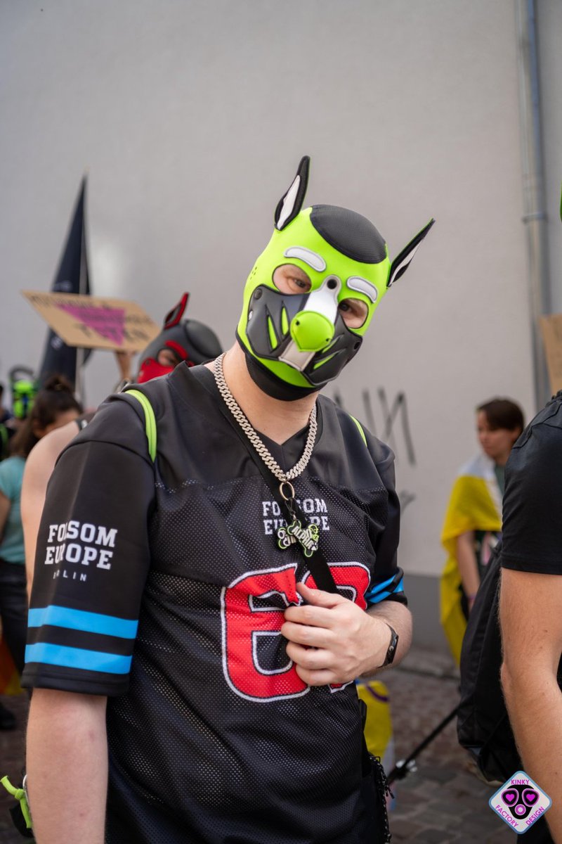 puppy_timbo's tweet photo. Always right in the middle of it! 😈🐾 Proud to show up and bring fetish visibility to the streets of Kaiserslautern. We belong here! 🏳️🌈🟢
📸 Foto: @babypup__sky / Kinkyfactorydesign
#CSDLautre #CSDKaiserslautern #PupPlay #PuppyTimbo #Pride #Visibility #AlphaDog https://t.co/Y4RCbgGwvH