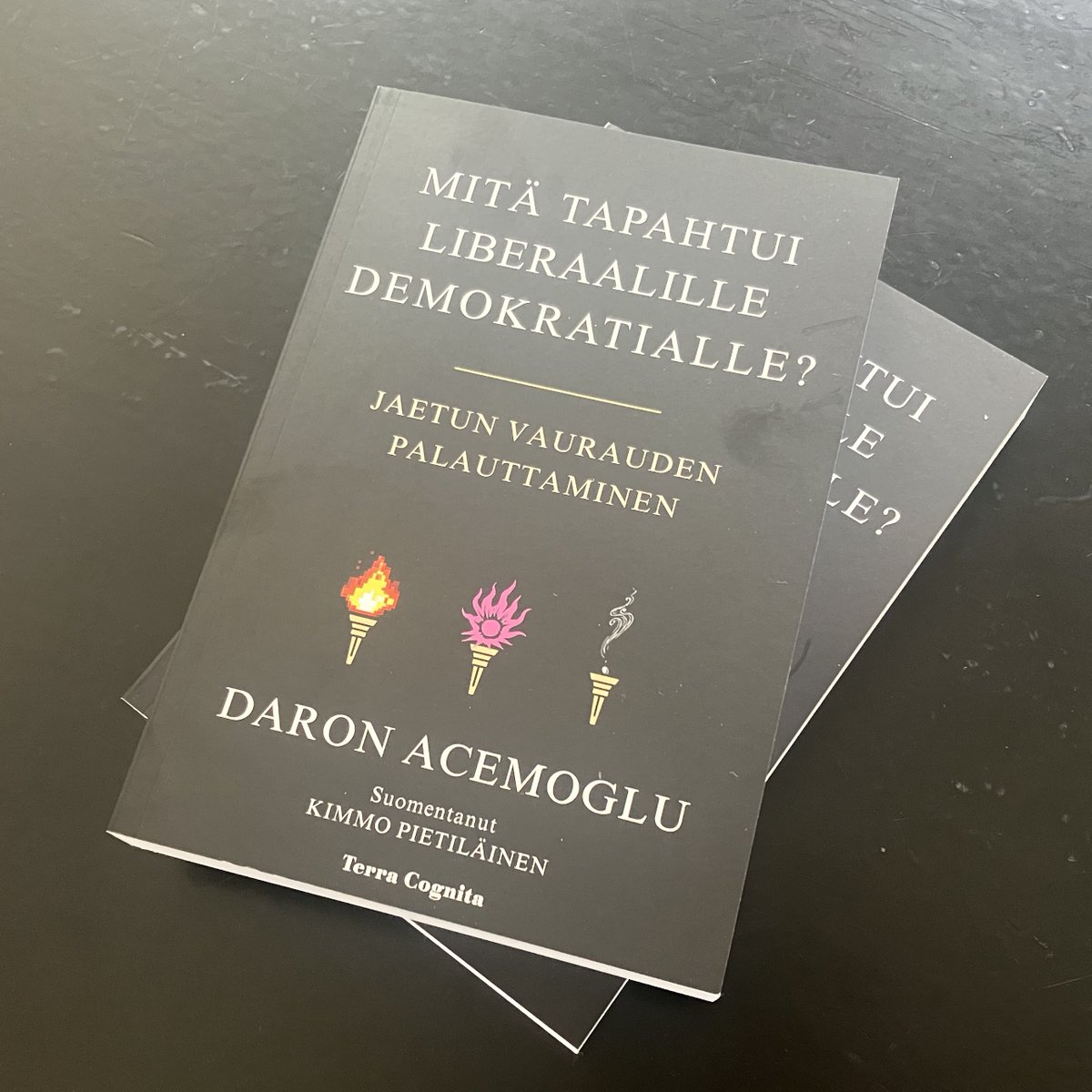 TCtietokirjat's tweet photo. Taloustieteen nobelisti Daron Acemoglulta (äännetään  ~ "atšemolu") ilmestyi pari kuukautta sitten kirja liberaalin demokratian kriisistä. Se on nyt myös suomeksi. Mitä tapahtui ja mitä tässä pitäisi tehdä? Kirja löytyy verkkokaupastamme ja hyvin varustetuista kirjakaupoista. https://t.co/BMPNtpPYUa