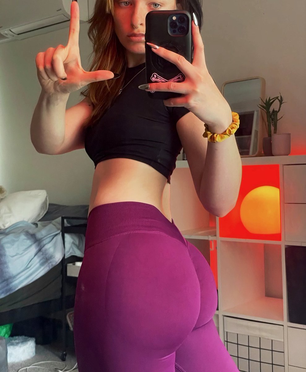 annaqueenbelle's tweet photo. Stretching out my new gym tights https://t.co/nhxmegslnu