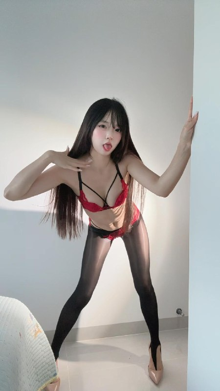 isaOk_63's tweet photo. 红黑蕾丝缠身，黑丝勾勒曲线，吊带轻轻一扯……就等你来拆。#情趣内衣 #制服诱惑 #黑丝 #漏点 #反差 https://t.co/tQz5VZpuO0