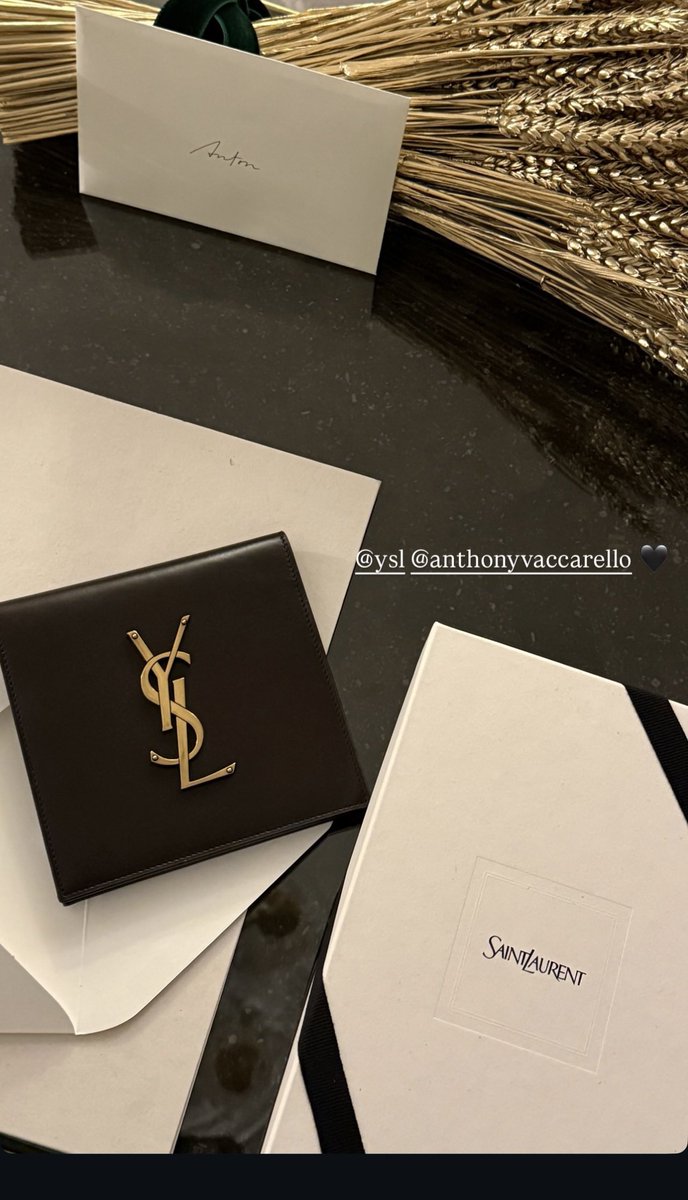 mepuppieyou's tweet photo. รอชมลุคหล่อ ๆ คืนนี้แล้วคับ 🥺🖤

ANTON TO SAINT LAURENT PFW 
#ANTONxSaintLaurentSS27 
#ANTONxSaintLaurent #생로랑앤톤 @YSL https://t.co/6cZpeOJu31