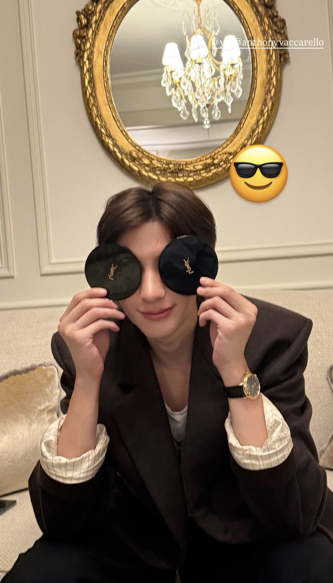 mepuppieyou's tweet photo. รอชมลุคหล่อ ๆ คืนนี้แล้วคับ 🥺🖤

ANTON TO SAINT LAURENT PFW 
#ANTONxSaintLaurentSS27 
#ANTONxSaintLaurent #생로랑앤톤 @YSL https://t.co/6cZpeOJu31