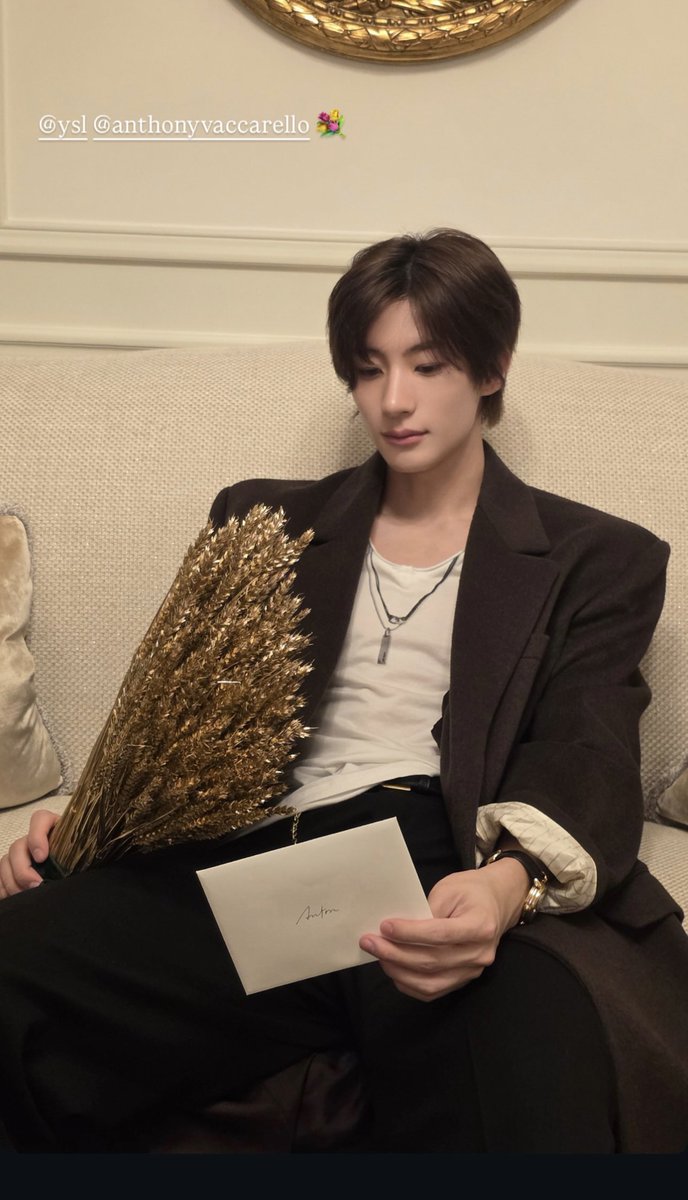 mepuppieyou's tweet photo. รอชมลุคหล่อ ๆ คืนนี้แล้วคับ 🥺🖤

ANTON TO SAINT LAURENT PFW 
#ANTONxSaintLaurentSS27 
#ANTONxSaintLaurent #생로랑앤톤 @YSL https://t.co/6cZpeOJu31