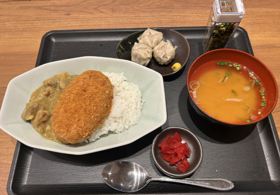 hoteichantokyo1's tweet photo. 国分寺酒場めし、はじめました(^^♪　メニュー紹介！
【昭和風ポークカレー🍛満足コロッケのせ】
黒豚焼売（追いカレーに変更も可）と味噌汁、のりたま付き、ライス大盛りも無料です🔥 https://t.co/utpdATYkpQ