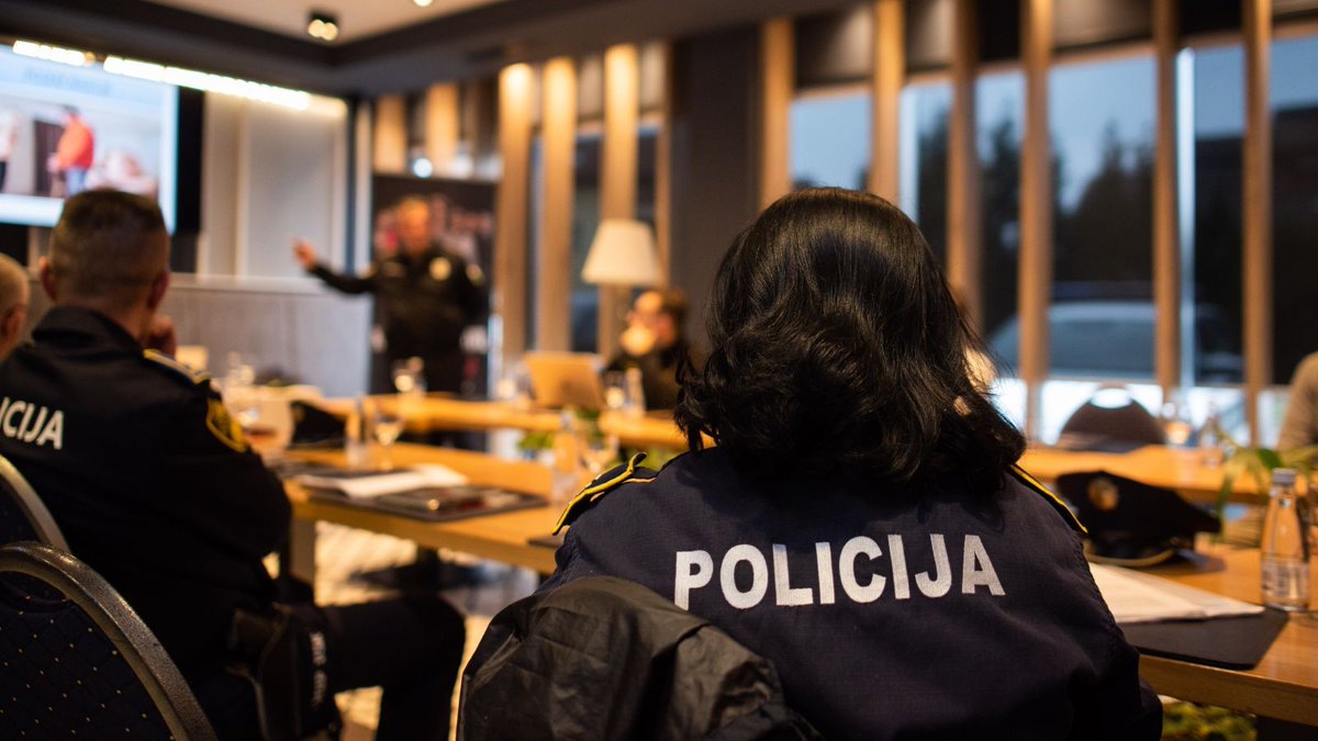 vladafederacije's tweet photo. ✅ Ministar Isak donio dva važna pravilnika: Novi standardi policijskog postupanja u zaštiti žrtava nasilja

Više na 🔗 https://t.co/yuX8vwbnca

#VladaFederacijeBiH #VladaFBiH #FMUP #NasiljeUPorodici #ZaštitaŽrtava #Sigurnost #Policija https://t.co/dnGfn2TZFC