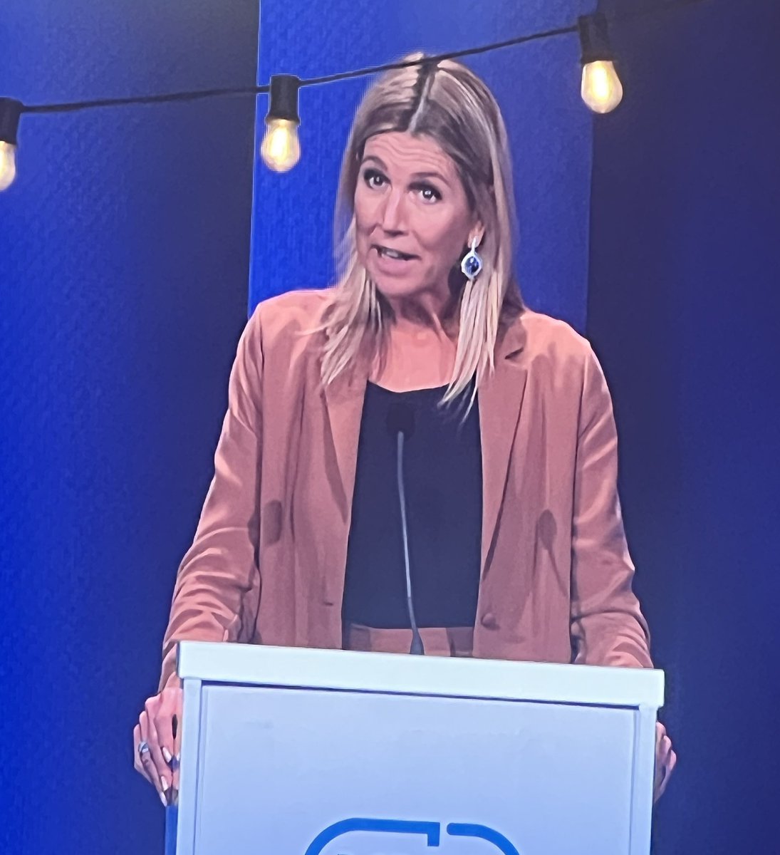 ErikBoog's tweet photo. Mooie opening #VNGcongres met Koningin Maxima, minister-president Rob Jetten en natuurlijk Bennie Jolink. Hoopvolle woorden Jetten over samenwerking gemeenten en rijk. We doen het samen! #VNG https://t.co/a3SXFfyW4h