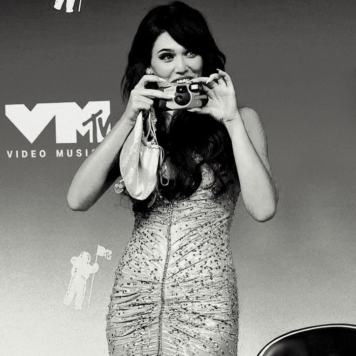 sienna_spiro's tweet photo. I just have no words for last night. On my last day of being 20, I got to perform at the VMAs. And I won an award!!! (I’ve never won anything before.) 🥲
What a weird and wonderful day.
Thank you with all
My heart. 🇬🇧🎺❤️ https://t.co/smylv4T34t