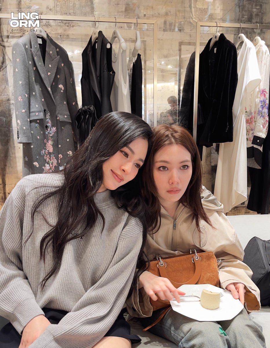 LingOrmCH3's tweet photo. มีคนอ้อนอยากกินเค้กค้าบ ☺️

#LingOrmDiorSummer27
#LinglingKwong #OrmKornnaphat 
#LingOrm #Dior #DiorSummer27 #PFW https://t.co/g4VKAWC9q5