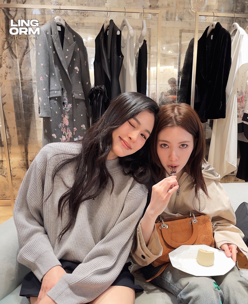 LingOrmCH3's tweet photo. มีคนอ้อนอยากกินเค้กค้าบ ☺️

#LingOrmDiorSummer27
#LinglingKwong #OrmKornnaphat 
#LingOrm #Dior #DiorSummer27 #PFW https://t.co/g4VKAWC9q5