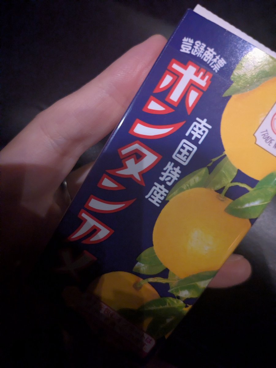 robocat113's tweet photo. 最前列いけた。友達に教えてもらったボタンアメを食べてる。(トイレ我慢できるらしい) https://t.co/2bHaqBkHaG