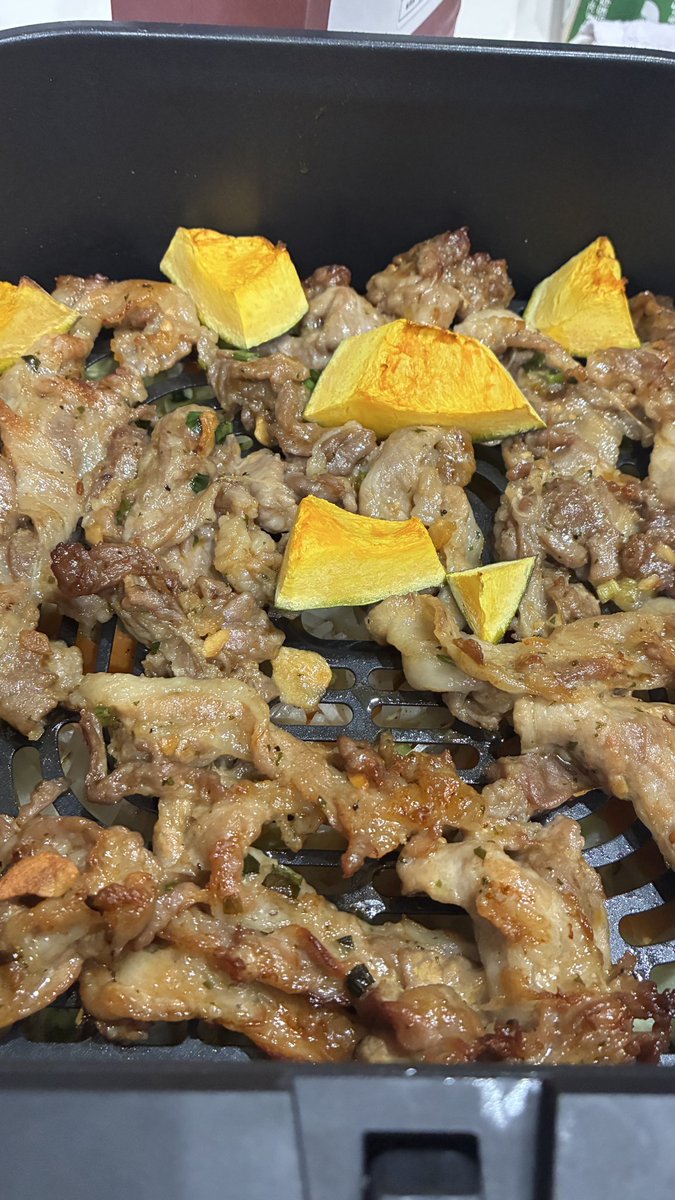tukituki0809's tweet photo. 🍚今日の晩ごはん🍚
メイン　にんにくバター豚肉
　　　　野菜グリル
汁物　　味噌汁（揚げ、玉ねぎ、大根、しめじ）

にんにくバター🧈の匂いが無理ー！と長男😱
いったい何作ったらいいんや。笑

#今日の晩ごはん  #ノンフライヤーcoaori https://t.co/rMpQhb7dll