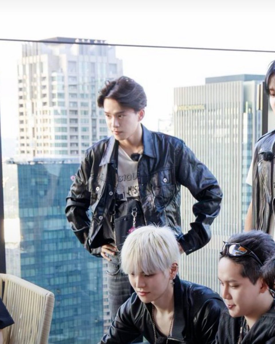 woo_treasure_sa's tweet photo. 朝光さんお笑いに真剣すぎる https://t.co/iGutCNaZNg