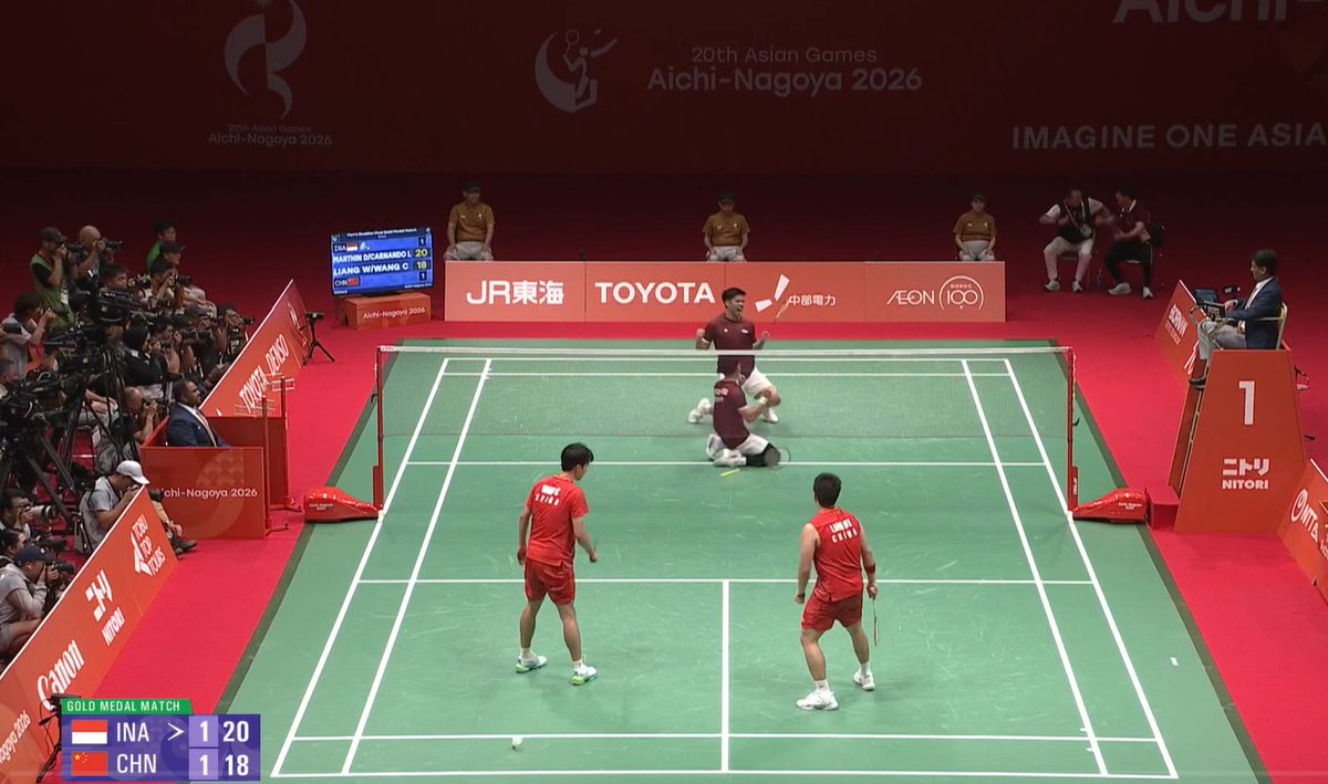 BadmintonR45199's tweet photo. Unbelievable! 🇮🇩Carnando/Marthin defeated 🇨🇳Liang Weikeng/Wang Chang to win the #AsianGames2026 MD gold!🥇
World No.46: they’re the lowest-ranked pair ever to win the AG MD title!😱 Also the only players to win both team &amp; individual in Nagoya, giving Indonesia its 9th MD gold!👏 https://t.co/NyVdrsEqeP