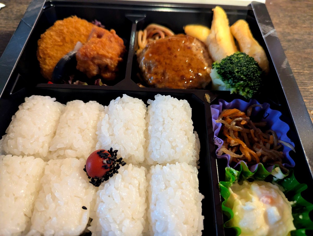 reikosakebu's tweet photo. 今日もお疲れさまでした☕

雨の1日でした☔
そんな中、バリアフリーデー貸切営業に
行きました🍱
あいにくのお天気だったので
雨のやみ間にアトラクションに乗ったり
それでも利用者さんたちはニコニコで
ホッとしました🎢✨

良い夜をお過ごしください🌟

#レオマリゾート #RAIN 💛🧡 https://t.co/o0WGVuwfM1