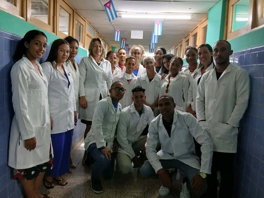 yamilers2022's tweet photo. Cuatro generaciones de protesistas con el relevo, los futuros especialistas, seguimos creciendo. Sembramos conocimientos y cosechamos vida!! Mercy, te extrañamos!!!
Universidad de Ciencias Médicas #Guantánamo #estomatología
@UcimeGuantanamo @CUcmgt @EstoFEU_UCMGT @FEU_UCMGT https://t.co/cuhmDErT3h