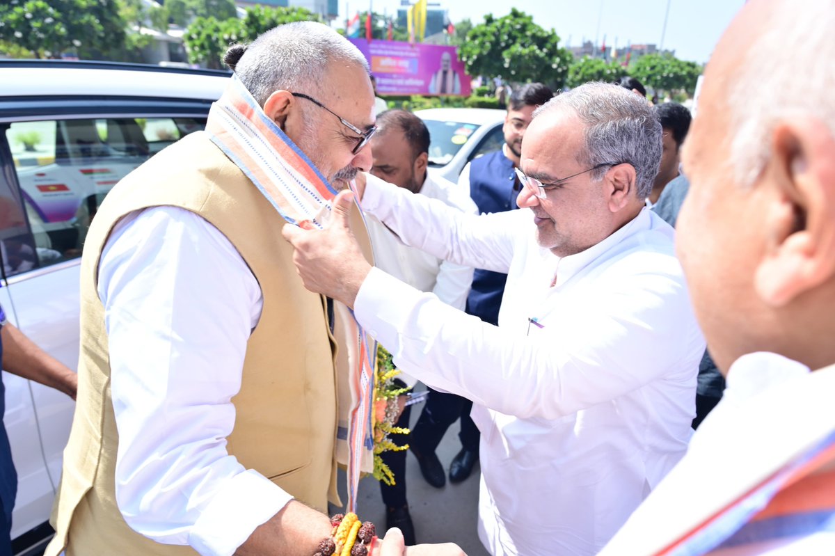 Bhupendraupbjp's tweet photo. सुस्वागतम!

आज इंडिया एक्सपो सेंटर एंड मार्ट, ग्रेटर नोएडा में माननीय केंद्रीय मंत्री श्री @girirajsinghbjp जी का अंग वस्त्र भेंटकर हार्दिक स्वागत, वंदन एवं अभिनंदन किया।

#Expomart #MSME #UpInternationalTradeShow #UPITS https://t.co/C697ZWUjSF
