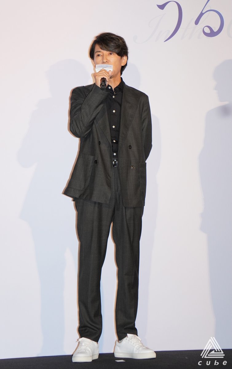 CUBEINC_NEWS's tweet photo. 【📝レポート✨】

#藤木直人 が出演する
映画『うるわしの宵の月』の完成披露試写会が行われ、舞台挨拶に藤木が登壇いたしました🎉

本作は人気少女漫画を実写化した、ともに「王子」と呼ばれる2人の男女が紡ぐ、初めて本気で人を好きになる姿を描いた、甘く切ないファーストラブストーリー。

藤木は、カレー店「茄子おやじ」を営みながら、道枝駿佑さん演じる市村琥珀と安斉星来さん演じる滝口宵、2人の恋を温かく見守る、宵の父親・滝口誠一を演じます✨

完成した本作について聞かれると、
「僕のデビュー作が『花より男子』という少女漫画(原作)で、それ以来のキラキラした世界に参加させていただいて。撮影は去年だったんですけど、ちょうどデビュー30周年で、30年ぶりにこういった作品に参加させてもらって、とても感慨深かったです」
と振り返り、
「ただ、僕が演じた役にはキラキラ要素が一切なかったんですけど(笑)」
とコメントすると、道枝さんが「そんなことないですよ！かっこいいお父さんというキラキラ要素があります」とすかさずフォロー☺️

ドラマ『母になる』での親子役以来、約9年ぶりの共演となった道枝さんについては、
「9年前はまだ14歳で中2だったので、そこからグループも結成されて、デビューもしてというその様子を僕は一方的に見ていて、頼もしいなと思っていたし、こういう形で再びご一緒できて感慨深いです」
と笑顔で語りながら、
「ただ今回は、(道枝さんが)娘の彼氏役だったので、そこが以前とは違っていて少し残念だなと思ったんですけど、原作も続いていますし、ぜひ続編を作っていただけたら晴れて再び親子役になれるかなと、それを密かに望んでおります」
と、道枝さんと親子役での再共演に期待をのぞかせました⭐️

本作では、原作にも登場する下北沢にあるカレー店「茄子おやじ」のカレーが実際に使用されているそうで、
「お客さん役のエキストラの方は、（カレーを食べるシーンが）何シーンもあったのでバクバク食べていたんですけど、僕だけ食べるシーンがなくて結局食べられなくて…」
と撮影の裏話を明かし、
「だからその後実際に下北沢に行って、お店でいただきました」
と、微笑ましいエピソードを披露しました🍛

映画『うるわしの宵の月』は10月23日(金)公開です！
ぜひ劇場でご覧ください☺️

▼詳細はコチラ！
https://t.co/yUB6dNUOi4