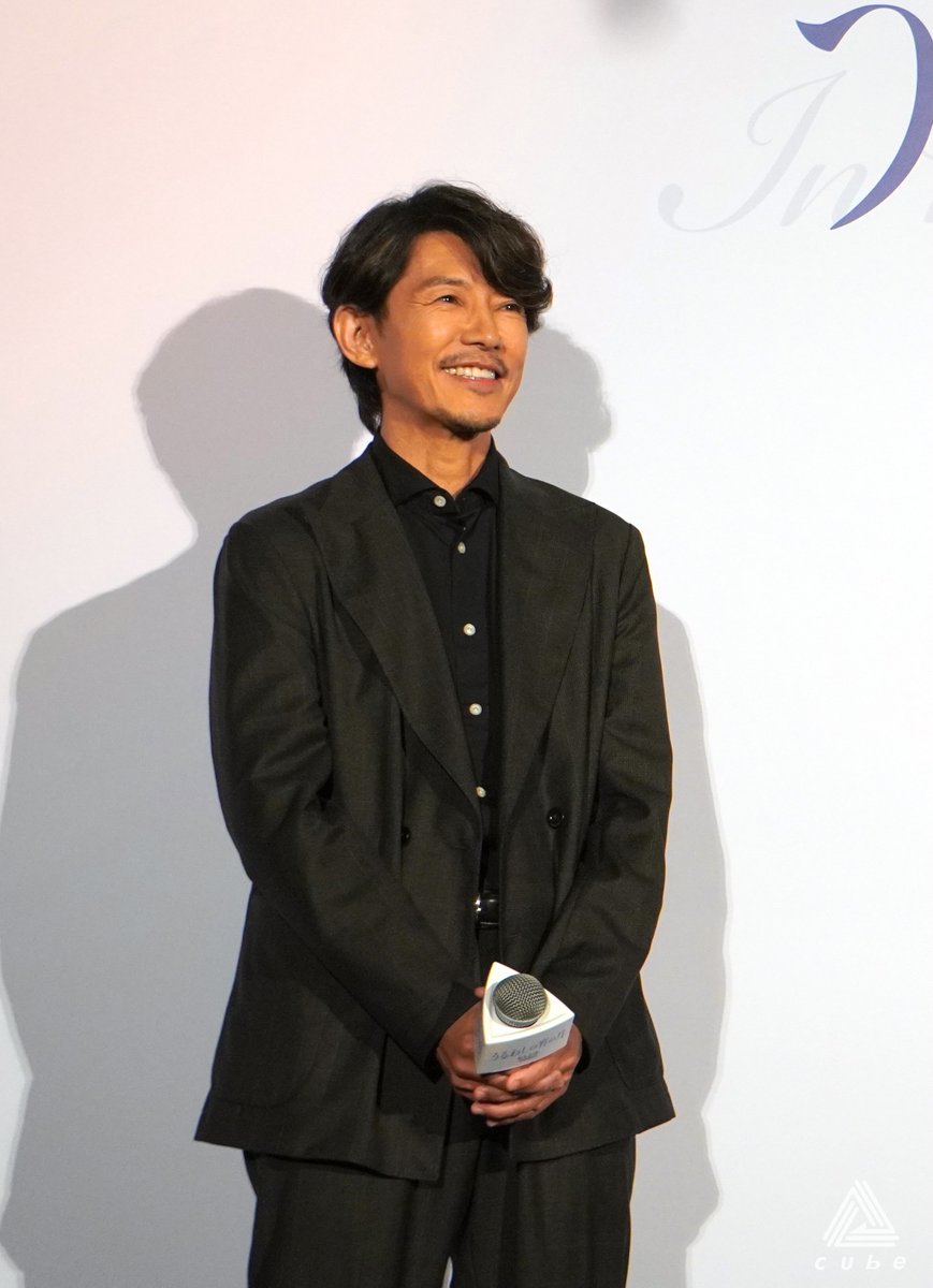 CUBEINC_NEWS's tweet photo. 【📝レポート✨】

#藤木直人 が出演する
映画『うるわしの宵の月』の完成披露試写会が行われ、舞台挨拶に藤木が登壇いたしました🎉

本作は人気少女漫画を実写化した、ともに「王子」と呼ばれる2人の男女が紡ぐ、初めて本気で人を好きになる姿を描いた、甘く切ないファーストラブストーリー。

藤木は、カレー店「茄子おやじ」を営みながら、道枝駿佑さん演じる市村琥珀と安斉星来さん演じる滝口宵、2人の恋を温かく見守る、宵の父親・滝口誠一を演じます✨

完成した本作について聞かれると、
「僕のデビュー作が『花より男子』という少女漫画(原作)で、それ以来のキラキラした世界に参加させていただいて。撮影は去年だったんですけど、ちょうどデビュー30周年で、30年ぶりにこういった作品に参加させてもらって、とても感慨深かったです」
と振り返り、
「ただ、僕が演じた役にはキラキラ要素が一切なかったんですけど(笑)」
とコメントすると、道枝さんが「そんなことないですよ！かっこいいお父さんというキラキラ要素があります」とすかさずフォロー☺️

ドラマ『母になる』での親子役以来、約9年ぶりの共演となった道枝さんについては、
「9年前はまだ14歳で中2だったので、そこからグループも結成されて、デビューもしてというその様子を僕は一方的に見ていて、頼もしいなと思っていたし、こういう形で再びご一緒できて感慨深いです」
と笑顔で語りながら、
「ただ今回は、(道枝さんが)娘の彼氏役だったので、そこが以前とは違っていて少し残念だなと思ったんですけど、原作も続いていますし、ぜひ続編を作っていただけたら晴れて再び親子役になれるかなと、それを密かに望んでおります」
と、道枝さんと親子役での再共演に期待をのぞかせました⭐️

本作では、原作にも登場する下北沢にあるカレー店「茄子おやじ」のカレーが実際に使用されているそうで、
「お客さん役のエキストラの方は、（カレーを食べるシーンが）何シーンもあったのでバクバク食べていたんですけど、僕だけ食べるシーンがなくて結局食べられなくて…」
と撮影の裏話を明かし、
「だからその後実際に下北沢に行って、お店でいただきました」
と、微笑ましいエピソードを披露しました🍛

映画『うるわしの宵の月』は10月23日(金)公開です！
ぜひ劇場でご覧ください☺️

▼詳細はコチラ！
https://t.co/yUB6dNUOi4