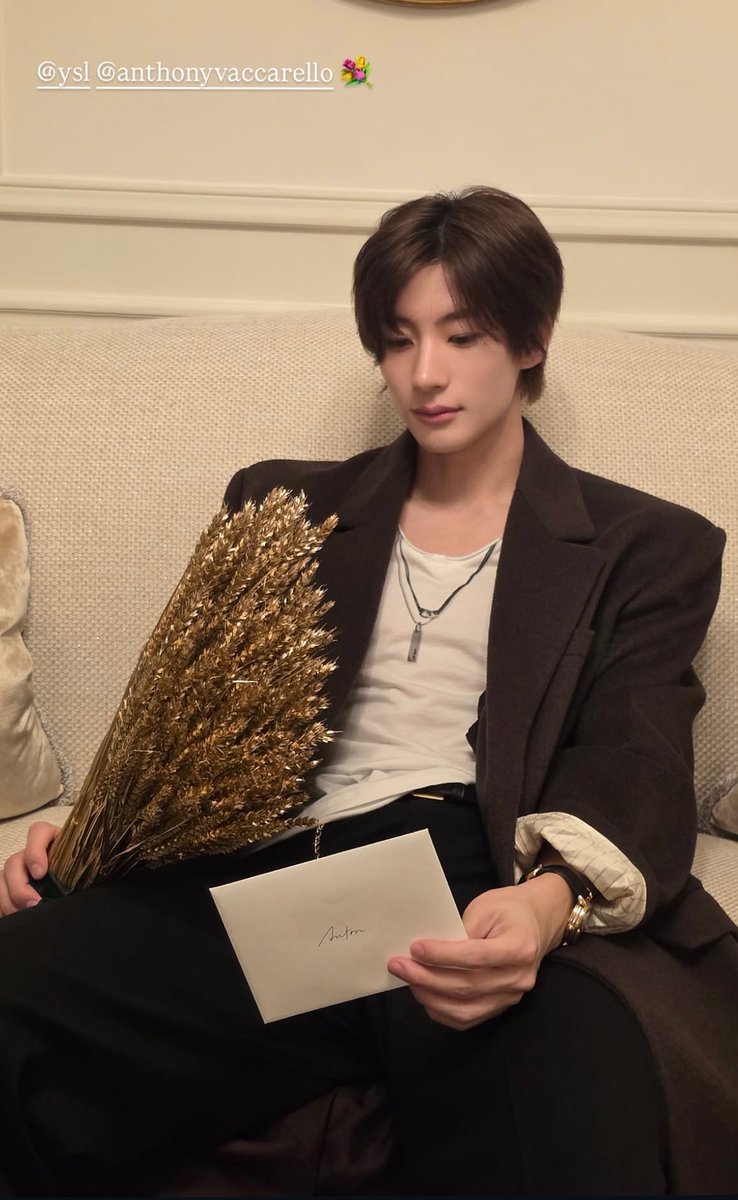 asbaguette's tweet photo. แอนตันกับบัตรเชิญของ saint laurent ที่ได้รับจากคุณ anthony vaccarello 

สุภาพบุรุษแห่ง ysl พร้อมไปเยือน paris fashion week แล้ว!

ANTON TO SAINT LAURENT PFW #ANTONxSaintLaurentSS27 #ANTONxSaintLaurent #생로랑앤톤 @YSL https://t.co/d7OvHH0ZwX