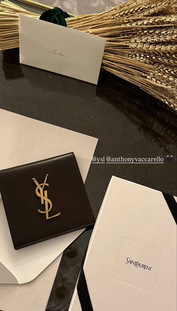 asbaguette's tweet photo. แอนตันกับบัตรเชิญของ saint laurent ที่ได้รับจากคุณ anthony vaccarello 

สุภาพบุรุษแห่ง ysl พร้อมไปเยือน paris fashion week แล้ว!

ANTON TO SAINT LAURENT PFW #ANTONxSaintLaurentSS27 #ANTONxSaintLaurent #생로랑앤톤 @YSL https://t.co/d7OvHH0ZwX